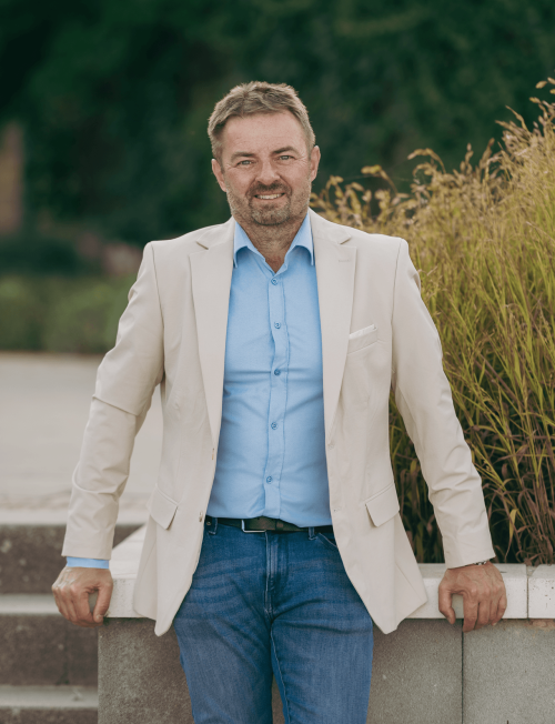 Vadas Zsolt - Kapcsolatokat építek vállalkozások és nemzetközi lehetőségek között.
